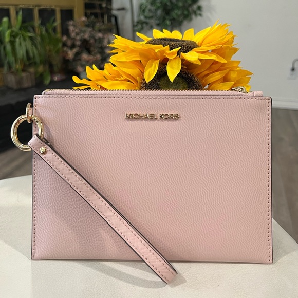 Michael Kors Handbags - SALE🔥MICHAEL KORS wristlet pale pink ✨